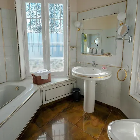 Château Des Orchidées En Val De Loire Bed & Breakfast 4*